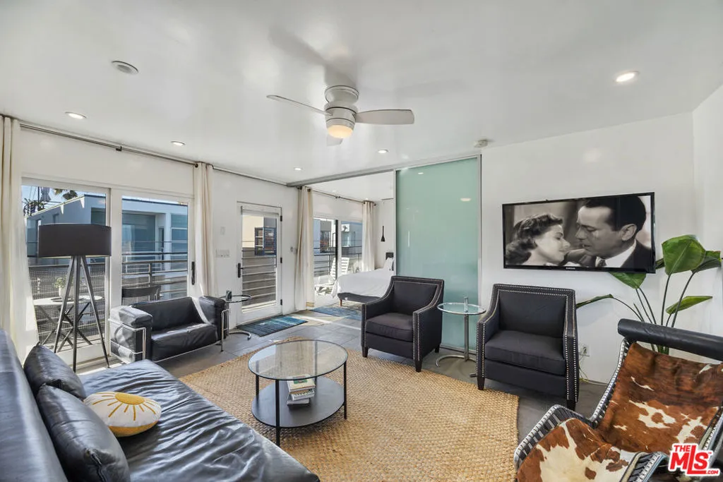 Venice, California 90291, United States, 2 Bedrooms Bedrooms, ,2 BathroomsBathrooms,Residential,Active,13361