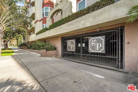Condominium in Los Angeles CA 620 Gramercy Place 28.jpg