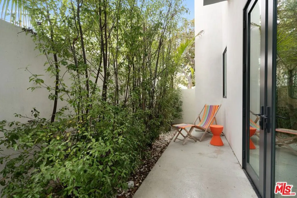 Santa Monica, California 90401, United States, 2 Bedrooms Bedrooms, ,2 BathroomsBathrooms,Residential,Pending,8736