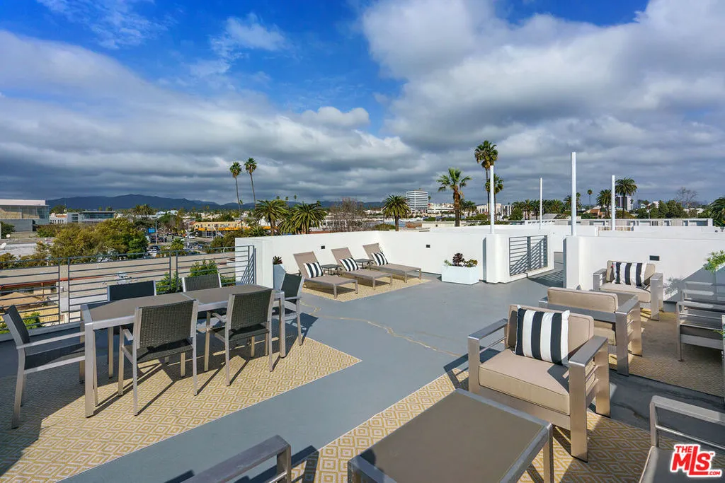 Santa Monica, California 90401, United States, 2 Bedrooms Bedrooms, ,2 BathroomsBathrooms,Residential,Pending,8736