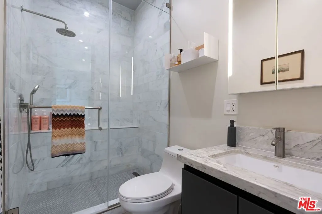 Santa Monica, California 90401, United States, 2 Bedrooms Bedrooms, ,2 BathroomsBathrooms,Residential,Pending,8736