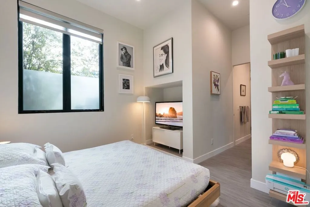 Santa Monica, California 90401, United States, 2 Bedrooms Bedrooms, ,2 BathroomsBathrooms,Residential,Pending,8736