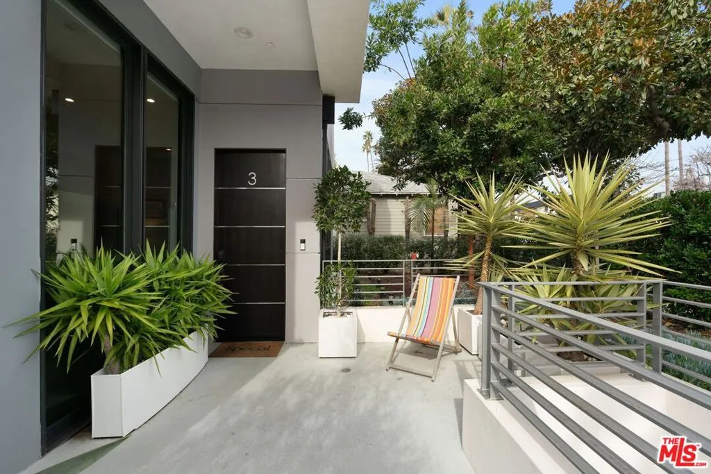 Santa Monica, California 90401, United States, 2 Bedrooms Bedrooms, ,2 BathroomsBathrooms,Residential,Pending,8736