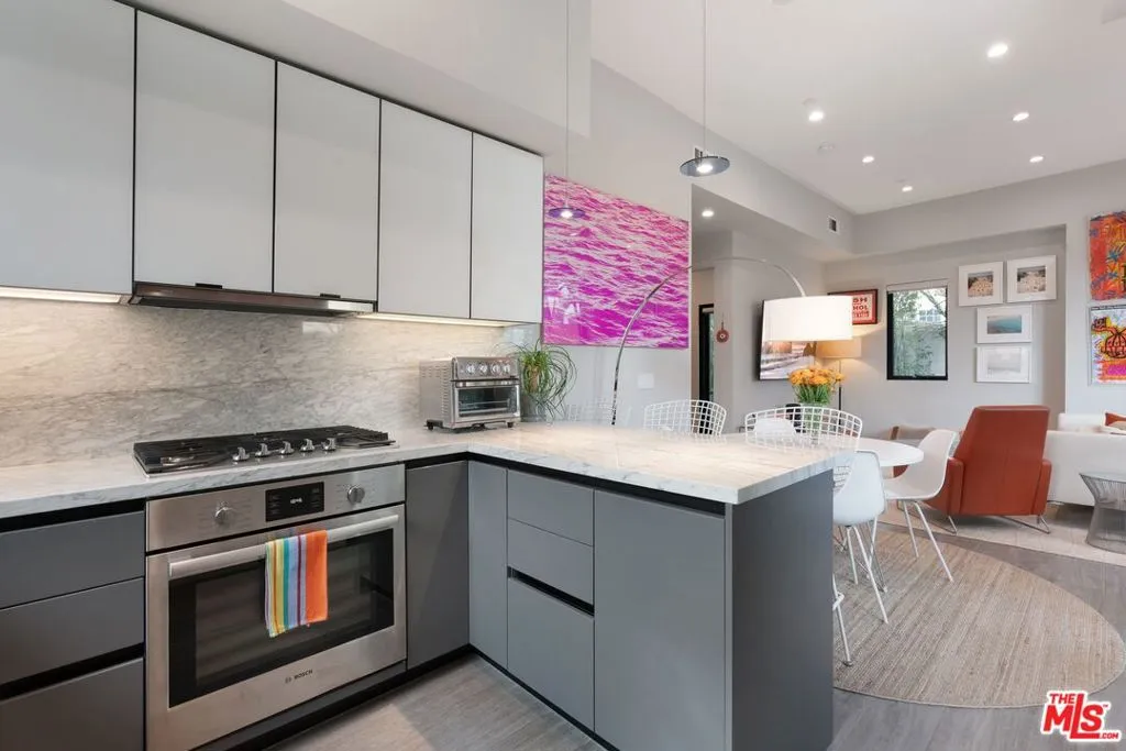 Santa Monica, California 90401, United States, 2 Bedrooms Bedrooms, ,2 BathroomsBathrooms,Residential,Pending,8736