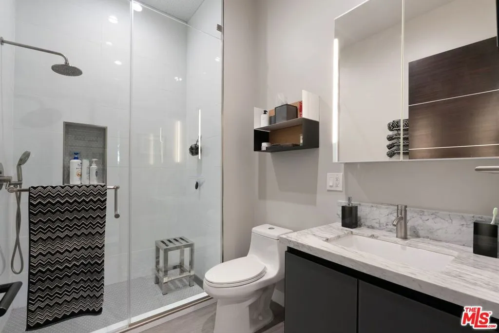 Santa Monica, California 90401, United States, 2 Bedrooms Bedrooms, ,2 BathroomsBathrooms,Residential,Pending,8736