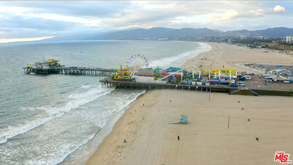 Santa Monica, California 90401, United States, 2 Bedrooms Bedrooms, ,2 BathroomsBathrooms,Residential,Pending,8736