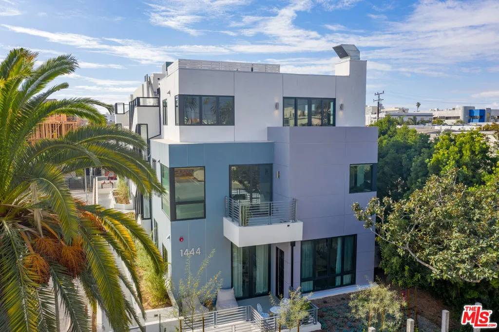 Santa Monica, California 90401, United States, 2 Bedrooms Bedrooms, ,2 BathroomsBathrooms,Residential,Pending,8736