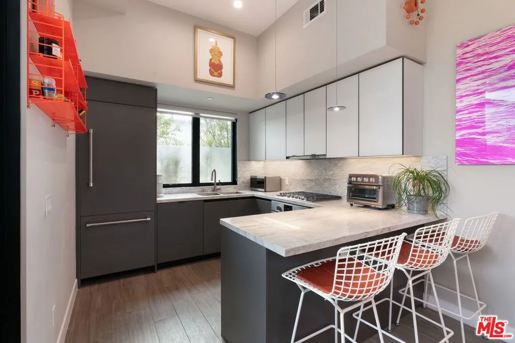 Santa Monica, California 90401, United States, 2 Bedrooms Bedrooms, ,2 BathroomsBathrooms,Residential,Pending,8736