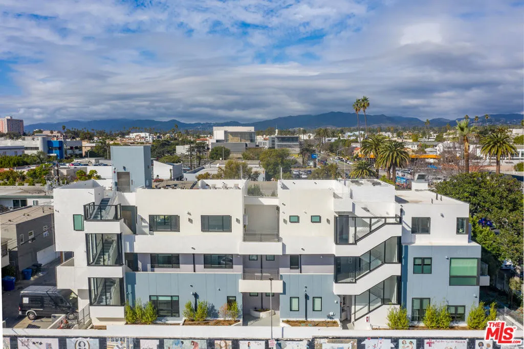 Santa Monica, California 90401, United States, 2 Bedrooms Bedrooms, ,2 BathroomsBathrooms,Residential,Pending,8736