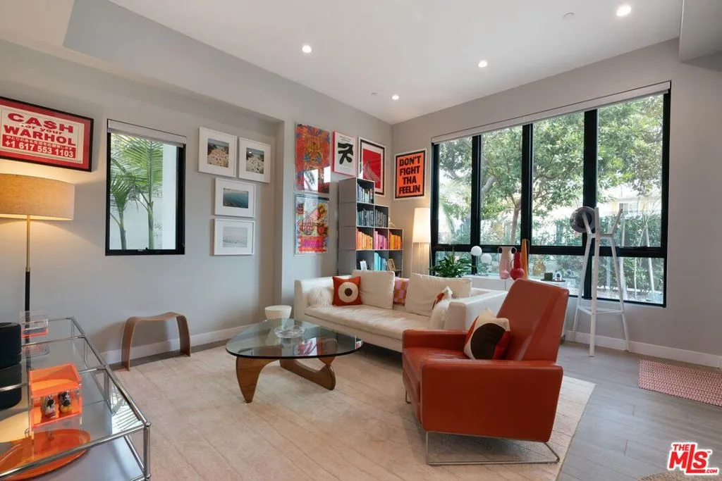 Santa Monica, California 90401, United States, 2 Bedrooms Bedrooms, ,2 BathroomsBathrooms,Residential,Pending,8736