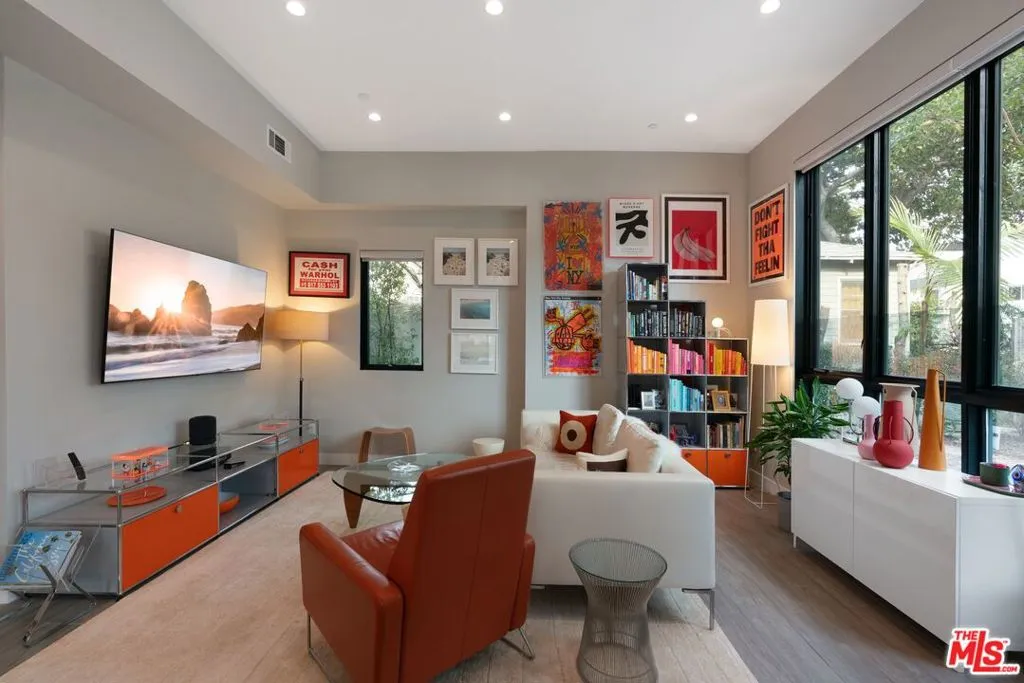 Santa Monica, California 90401, United States, 2 Bedrooms Bedrooms, ,2 BathroomsBathrooms,Residential,Pending,8736