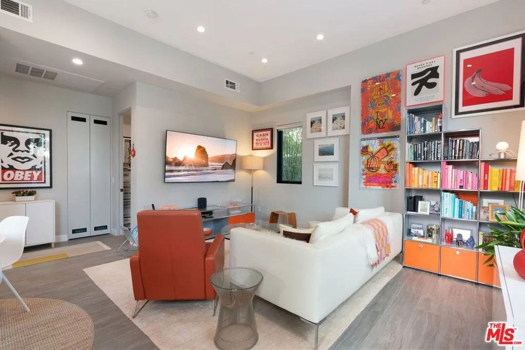 Santa Monica, California 90401, United States, 2 Bedrooms Bedrooms, ,2 BathroomsBathrooms,Residential,Pending,8736