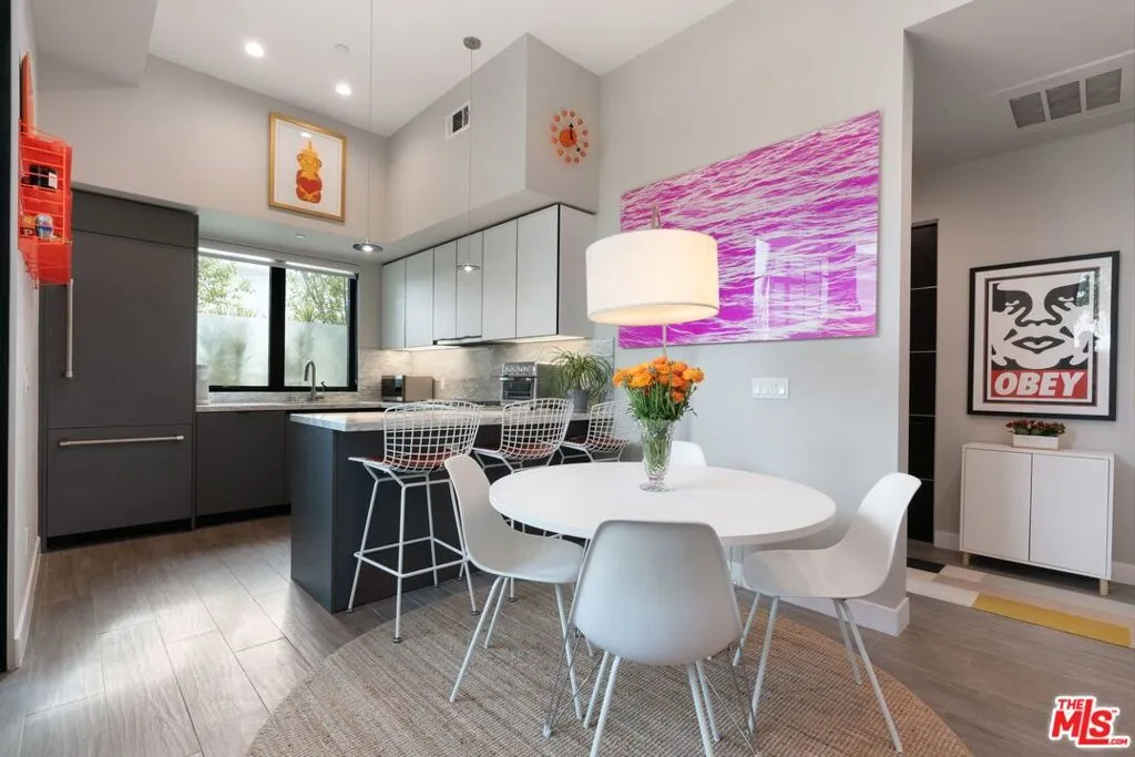 Santa Monica, California 90401, United States, 2 Bedrooms Bedrooms, ,2 BathroomsBathrooms,Residential,Pending,8736