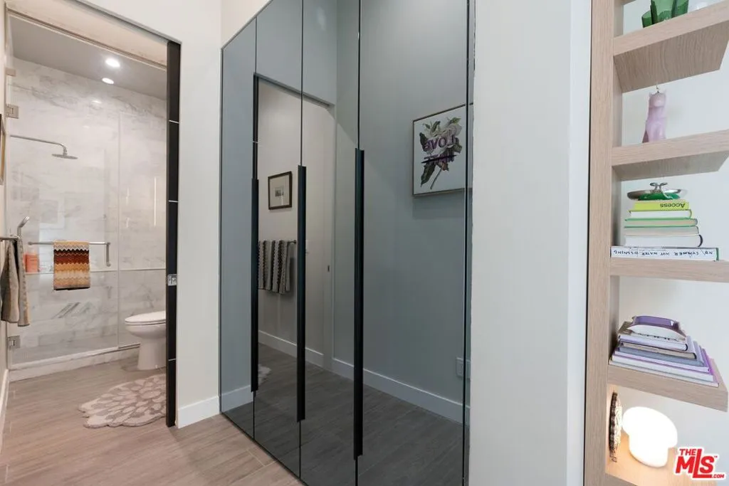 Santa Monica, California 90401, United States, 2 Bedrooms Bedrooms, ,2 BathroomsBathrooms,Residential,Pending,8736