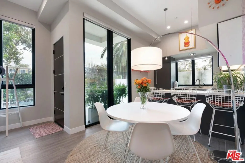 Santa Monica, California 90401, United States, 2 Bedrooms Bedrooms, ,2 BathroomsBathrooms,Residential,Pending,8736