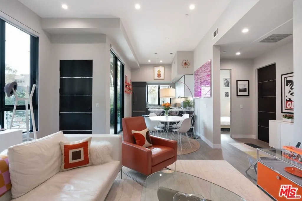 Santa Monica, California 90401, United States, 2 Bedrooms Bedrooms, ,2 BathroomsBathrooms,Residential,Pending,8736