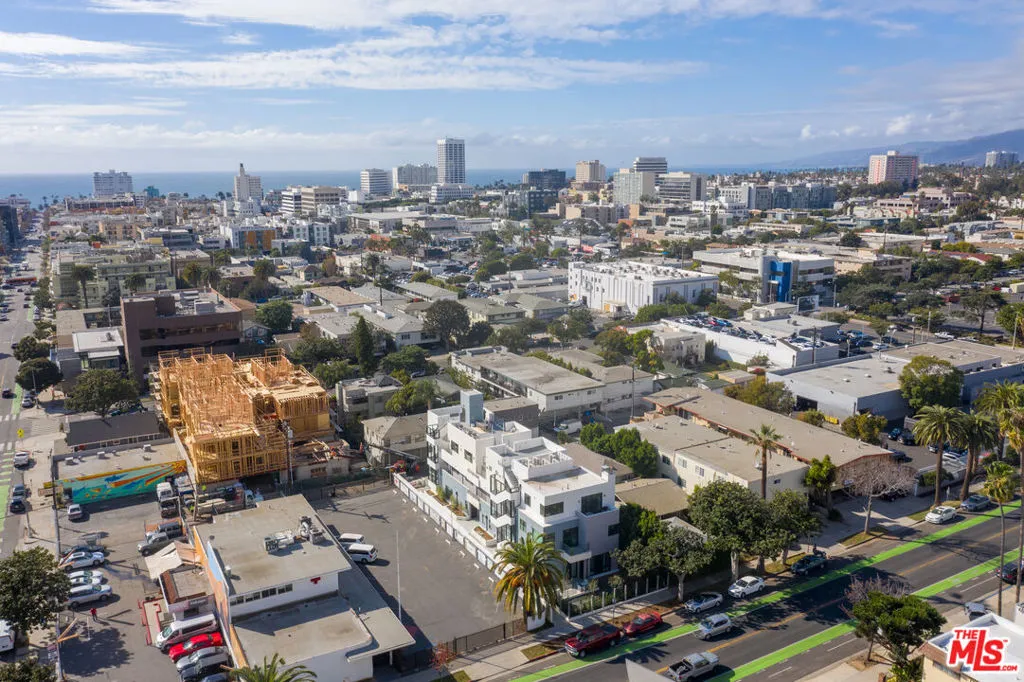 Santa Monica, California 90401, United States, 2 Bedrooms Bedrooms, ,2 BathroomsBathrooms,Residential,Pending,8736