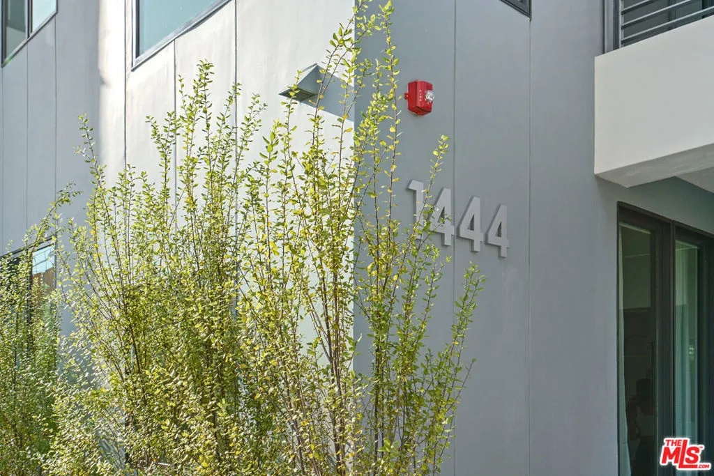 Santa Monica, California 90401, United States, 2 Bedrooms Bedrooms, ,2 BathroomsBathrooms,Residential,Pending,8736