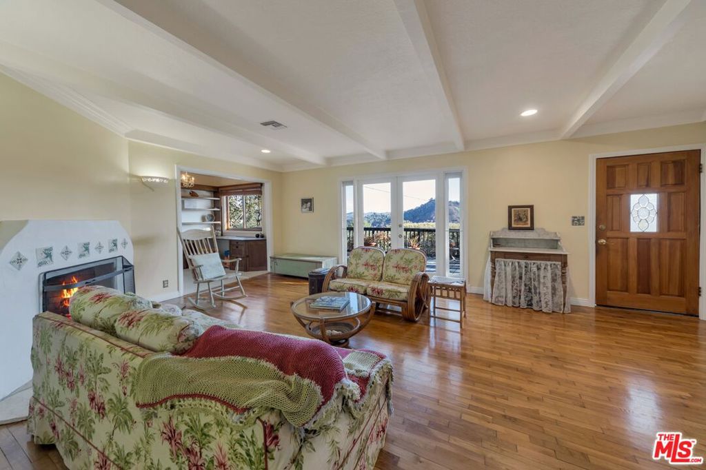 1129 Fernwood Pacific Drive