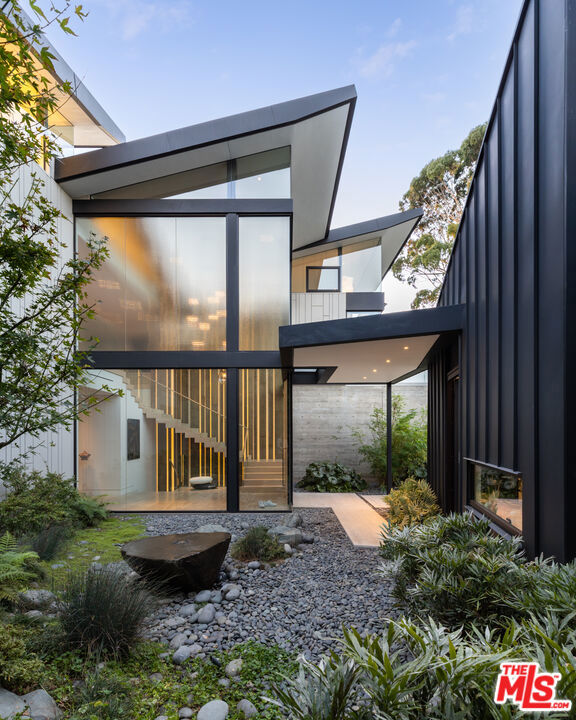 Properties 3 814 Toulon Drive