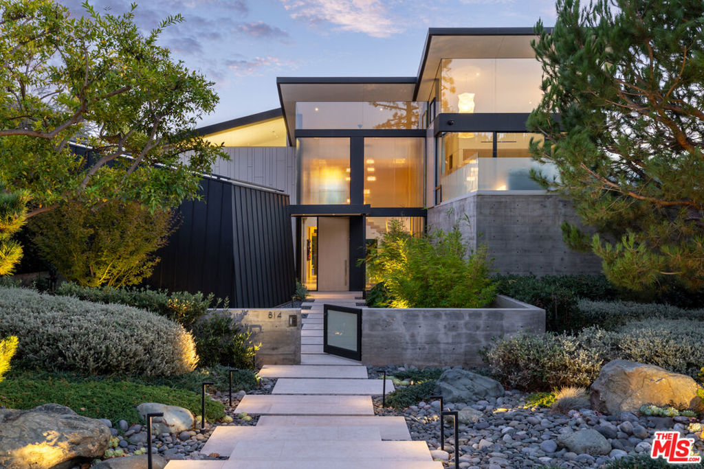 Properties 1 814 Toulon Drive