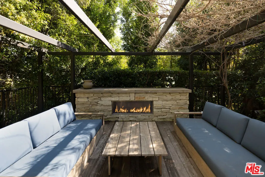 Los Angeles, California 90024, United States, 4 Bedrooms Bedrooms, ,4 BathroomsBathrooms,Residential,Active,81882