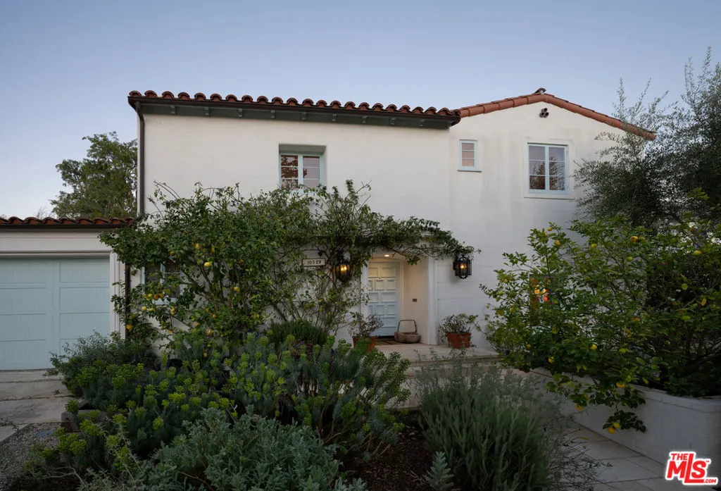 Los Angeles, California 90024, United States, 4 Bedrooms Bedrooms, ,4 BathroomsBathrooms,Residential,Active,81882