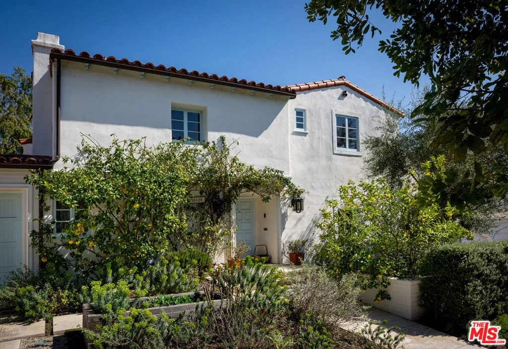 Los Angeles, California 90024, United States, 4 Bedrooms Bedrooms, ,4 BathroomsBathrooms,Residential,Active,81882 Los Angeles, California 90024, United States, 4 Bedrooms Bedrooms, ,4 BathroomsBathrooms,Residential,Active,81882