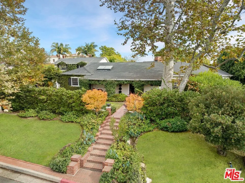 Los Angeles, California 90049, United States, 4 Bedrooms Bedrooms, ,4 BathroomsBathrooms,Residential,Pending,29738