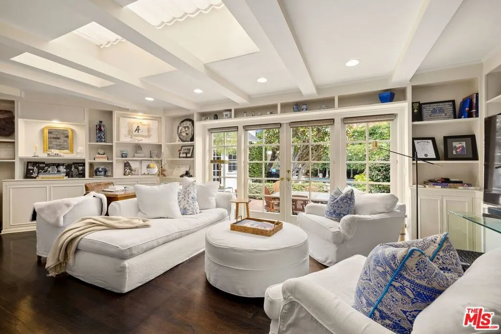 Los Angeles, California 90049, United States, 4 Bedrooms Bedrooms, ,4 BathroomsBathrooms,Residential,Pending,29738