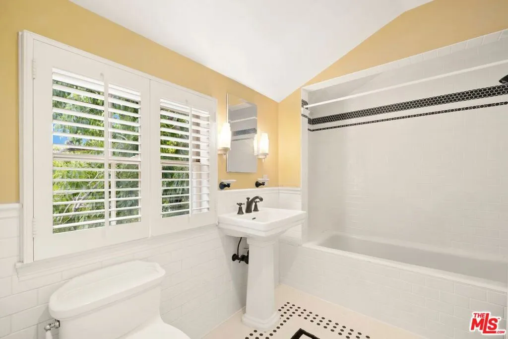 Los Angeles, California 90049, United States, 4 Bedrooms Bedrooms, ,4 BathroomsBathrooms,Residential,Pending,29738