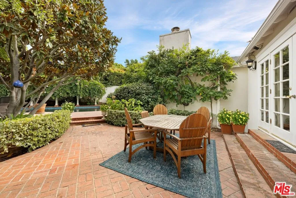 Los Angeles, California 90049, United States, 4 Bedrooms Bedrooms, ,4 BathroomsBathrooms,Residential,Pending,29738