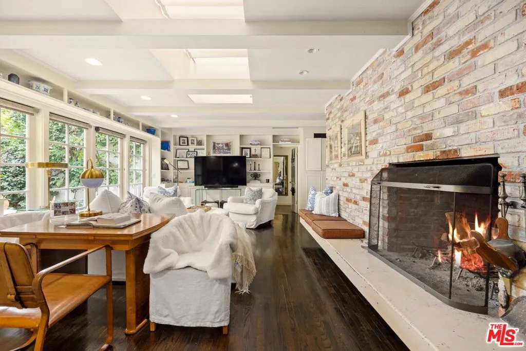 Los Angeles, California 90049, United States, 4 Bedrooms Bedrooms, ,4 BathroomsBathrooms,Residential,Pending,29738