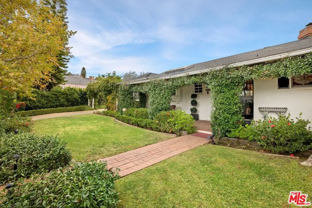 Los Angeles, California 90049, United States, 4 Bedrooms Bedrooms, ,4 BathroomsBathrooms,Residential,Pending,29738