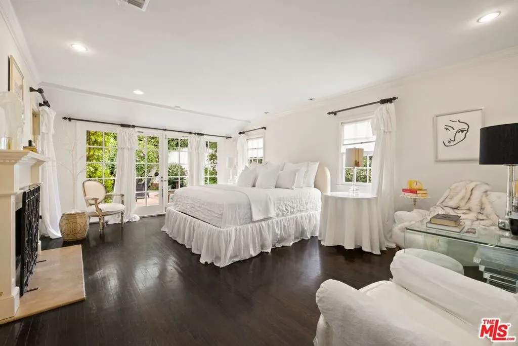 Los Angeles, California 90049, United States, 4 Bedrooms Bedrooms, ,4 BathroomsBathrooms,Residential,Pending,29738