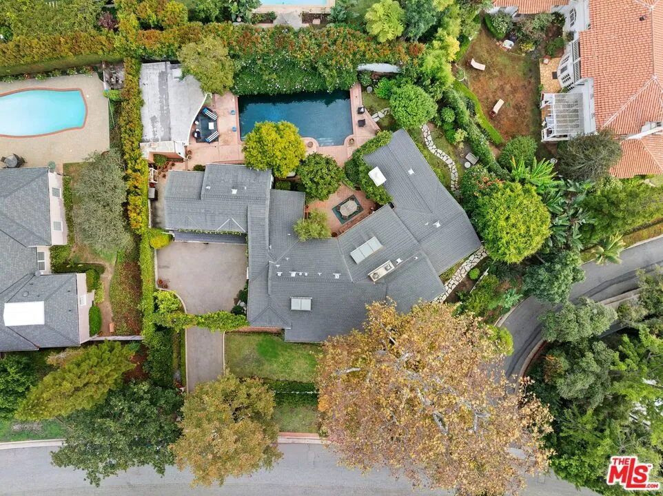 Los Angeles, California 90049, United States, 4 Bedrooms Bedrooms, ,4 BathroomsBathrooms,Residential,Pending,29738