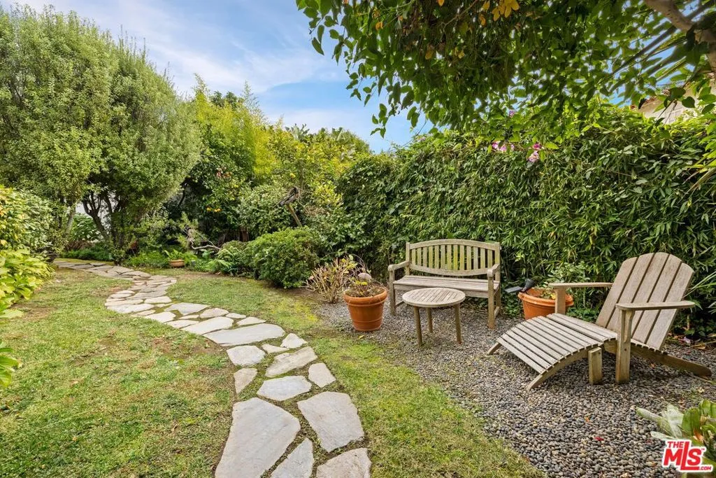 Los Angeles, California 90049, United States, 4 Bedrooms Bedrooms, ,4 BathroomsBathrooms,Residential,Pending,29738