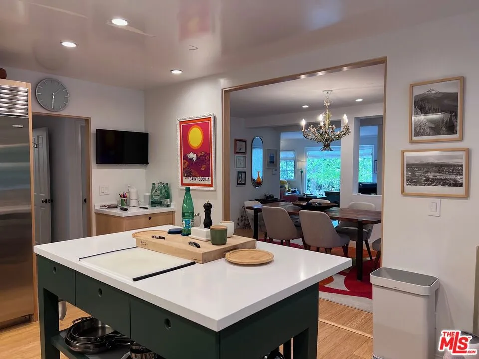 Santa Monica, California 90402, United States, 3 Bedrooms Bedrooms, ,2 BathroomsBathrooms,Residential,Pending,90405