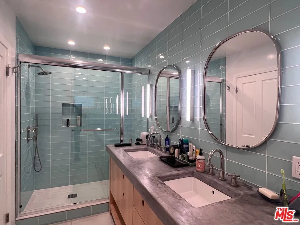 Santa Monica, California 90402, United States, 3 Bedrooms Bedrooms, ,2 BathroomsBathrooms,Residential,Pending,90405