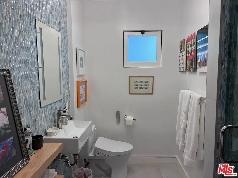 Santa Monica, California 90402, United States, 3 Bedrooms Bedrooms, ,2 BathroomsBathrooms,Residential,Pending,90405