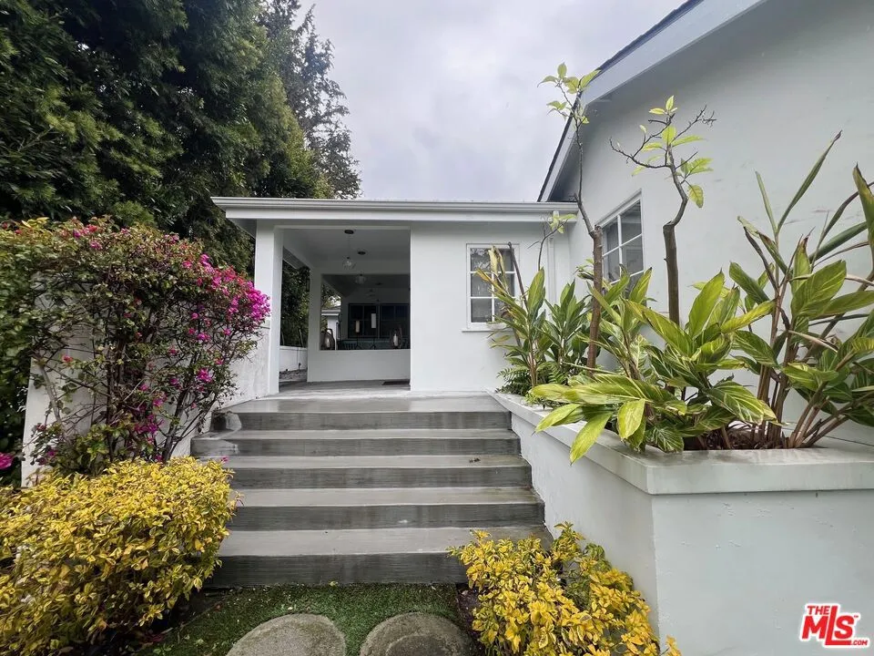 Santa Monica, California 90402, United States, 3 Bedrooms Bedrooms, ,2 BathroomsBathrooms,Residential,Pending,90405