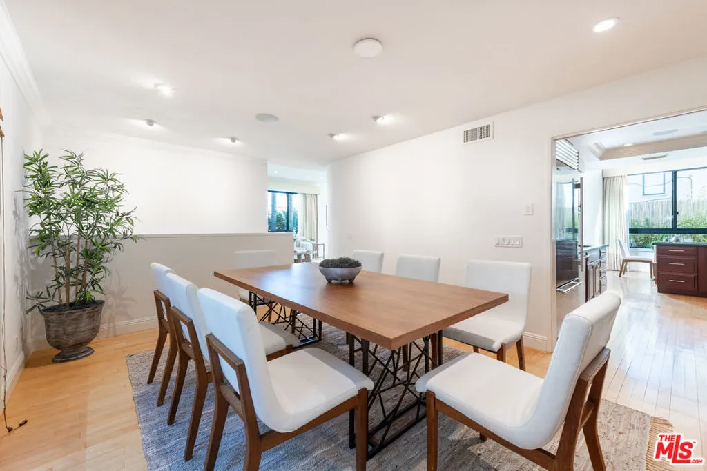 Beverly Hills, California 90212, United States, 3 Bedrooms Bedrooms, ,3 BathroomsBathrooms,Residential,Active,86746