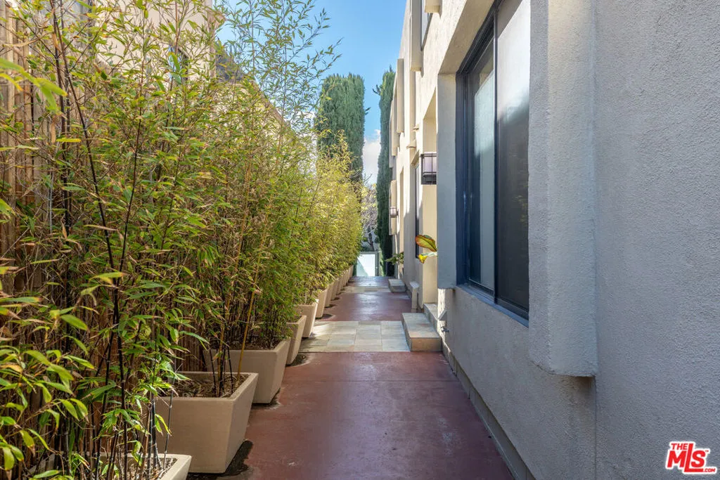 Beverly Hills, California 90212, United States, 3 Bedrooms Bedrooms, ,3 BathroomsBathrooms,Residential,Active,86746