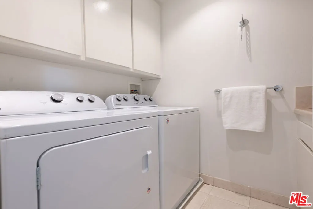 Beverly Hills, California 90212, United States, 3 Bedrooms Bedrooms, ,3 BathroomsBathrooms,Residential,Active,86746