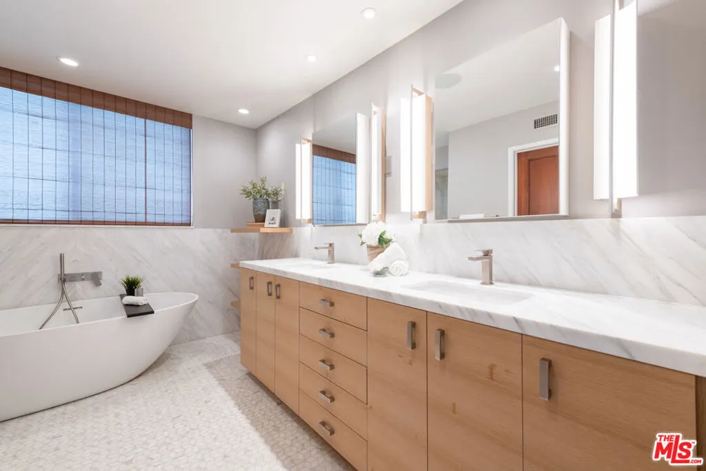 Beverly Hills, California 90212, United States, 3 Bedrooms Bedrooms, ,3 BathroomsBathrooms,Residential,Active,86746