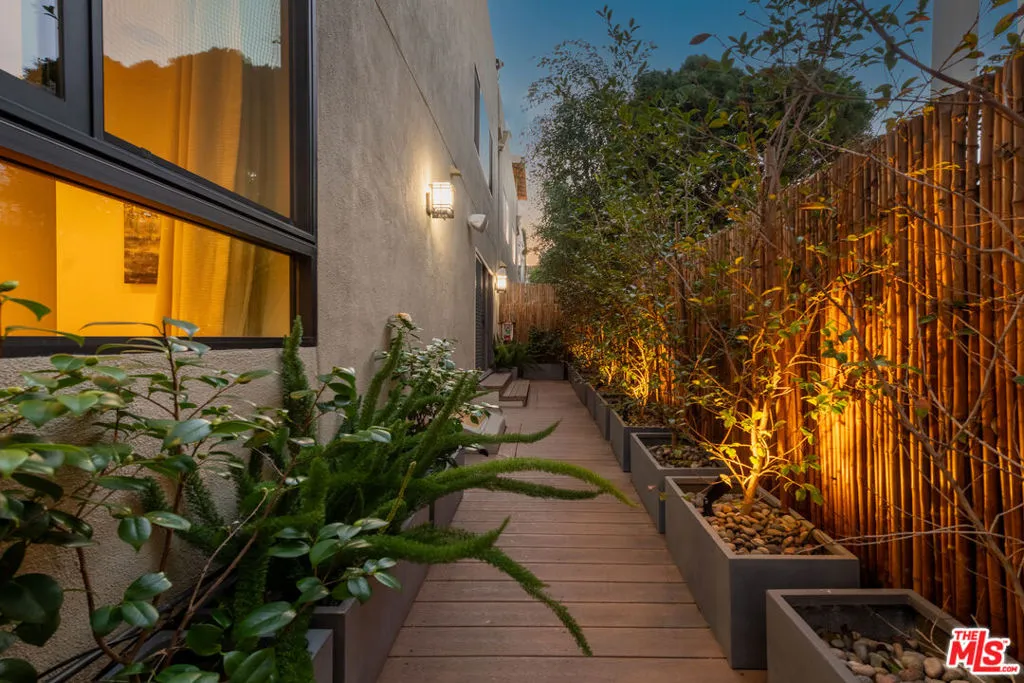 Beverly Hills, California 90212, United States, 3 Bedrooms Bedrooms, ,3 BathroomsBathrooms,Residential,Active,86746