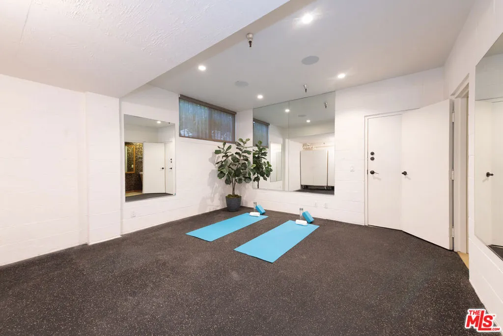 Beverly Hills, California 90212, United States, 3 Bedrooms Bedrooms, ,3 BathroomsBathrooms,Residential,Active,86746