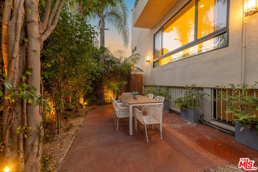 Beverly Hills, California 90212, United States, 3 Bedrooms Bedrooms, ,3 BathroomsBathrooms,Residential,Active,86746