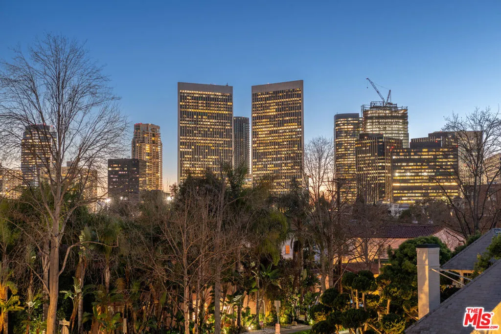 Beverly Hills, California 90212, United States, 3 Bedrooms Bedrooms, ,3 BathroomsBathrooms,Residential,Active,86746