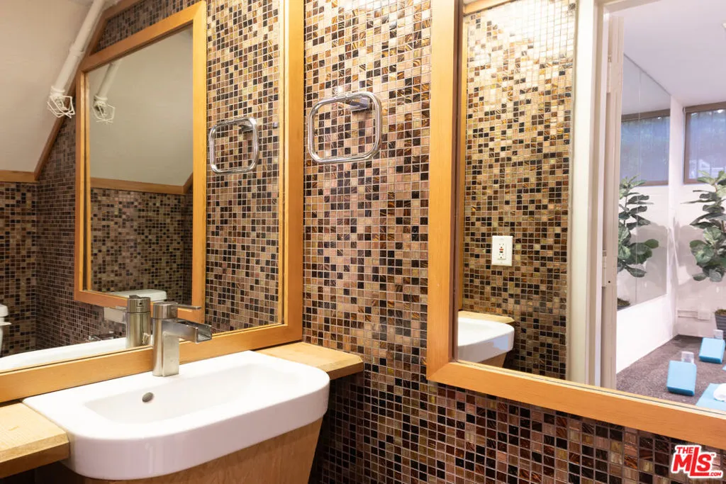 Beverly Hills, California 90212, United States, 3 Bedrooms Bedrooms, ,3 BathroomsBathrooms,Residential,Active,86746